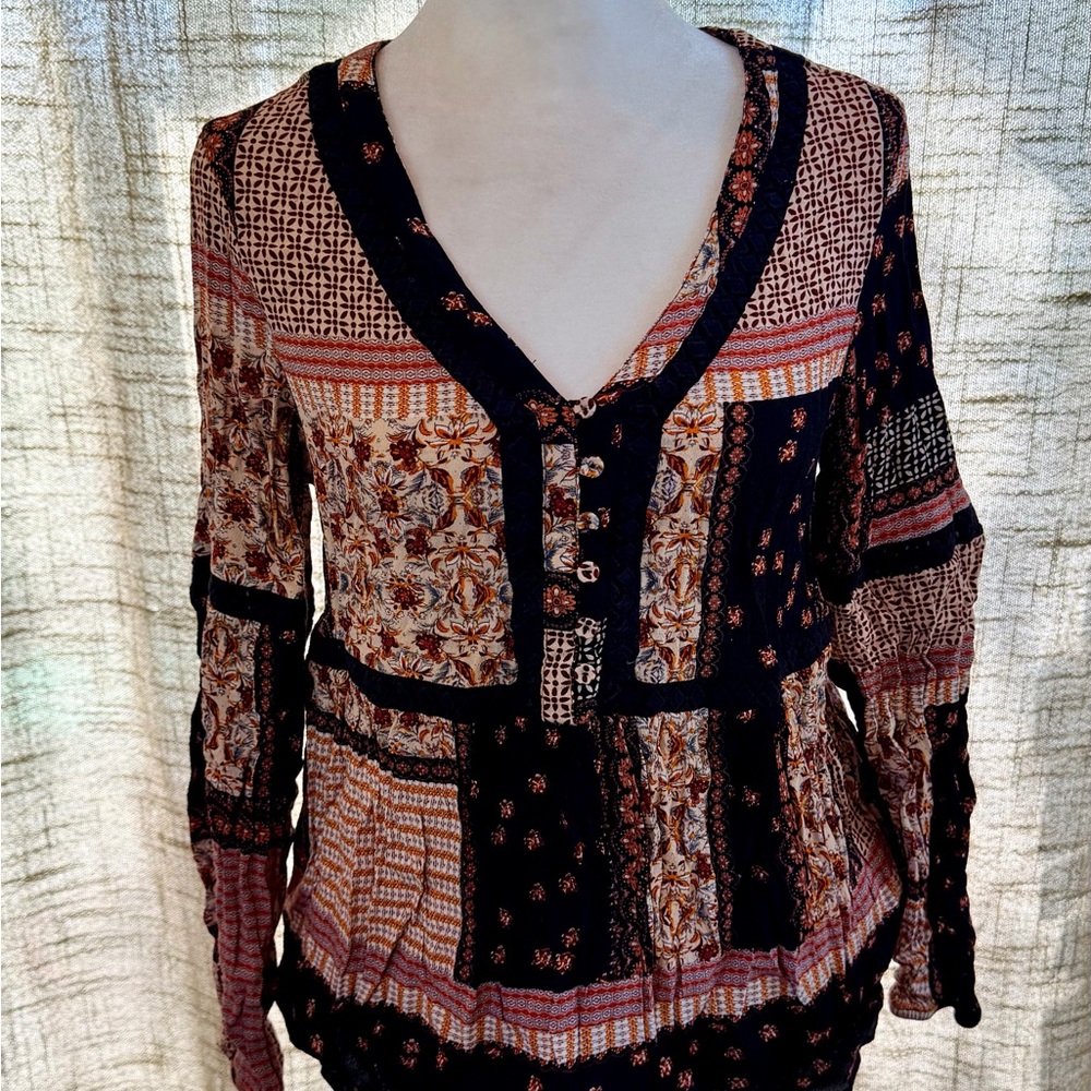 Gibson Latimer Navy and Rust Patchwork V-Neck Tun… - image 1